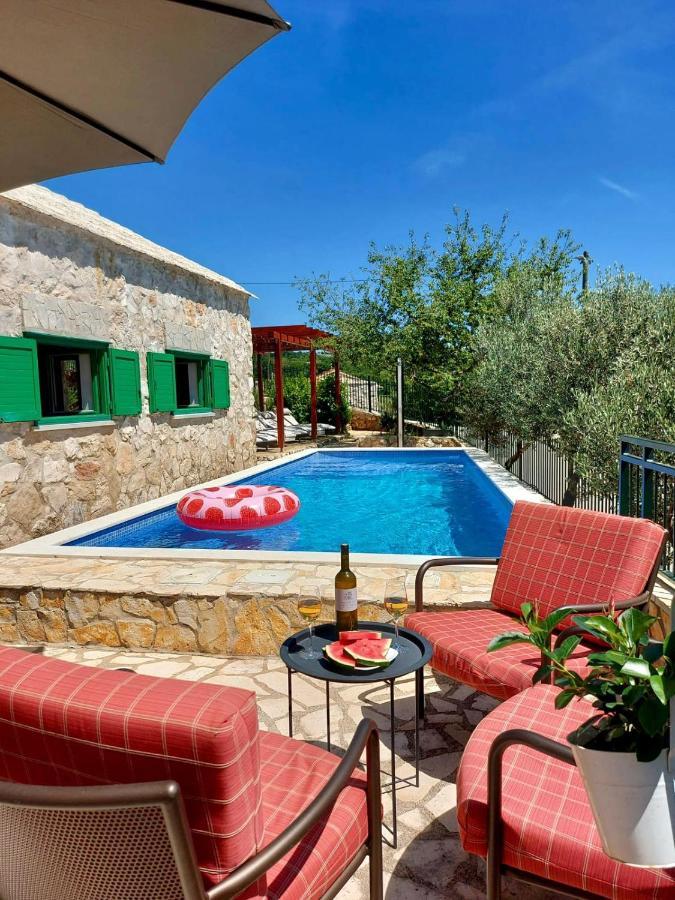 Villa Sagosde With Swimming Pool And Mini Golf Zagvozd Kültér fotó