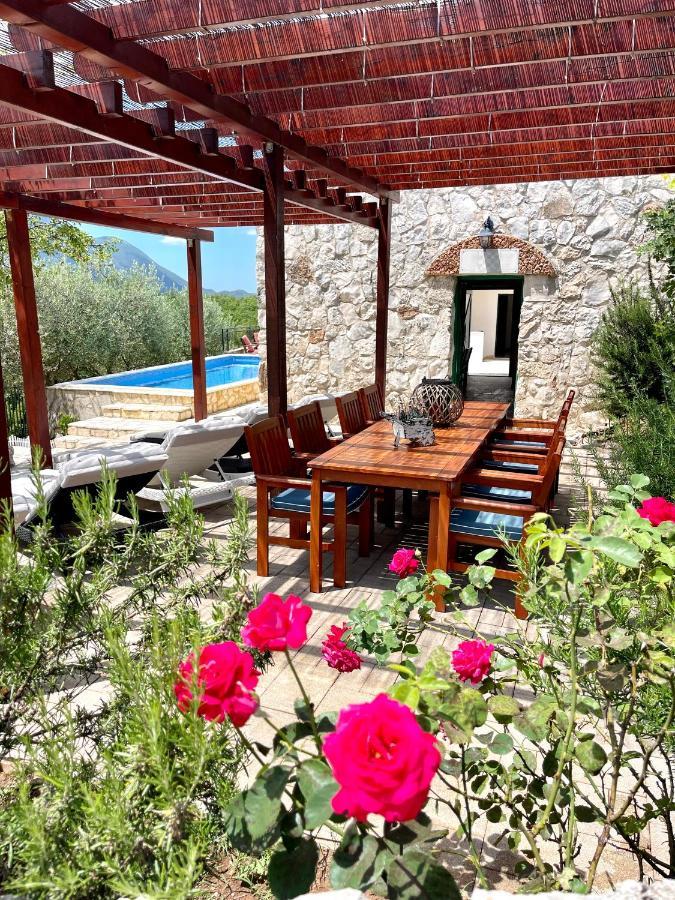 Villa Sagosde With Swimming Pool And Mini Golf Zagvozd Kültér fotó