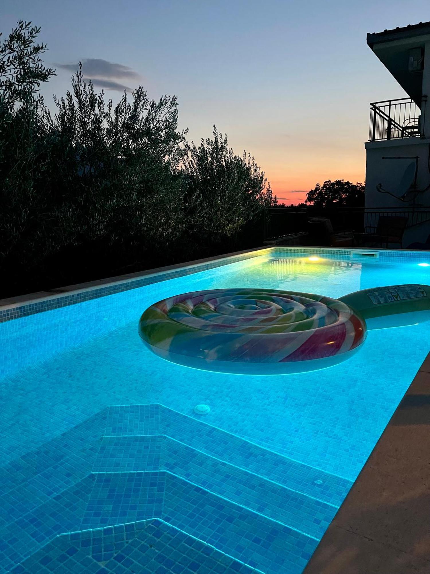 Villa Sagosde With Swimming Pool And Mini Golf Zagvozd Kültér fotó